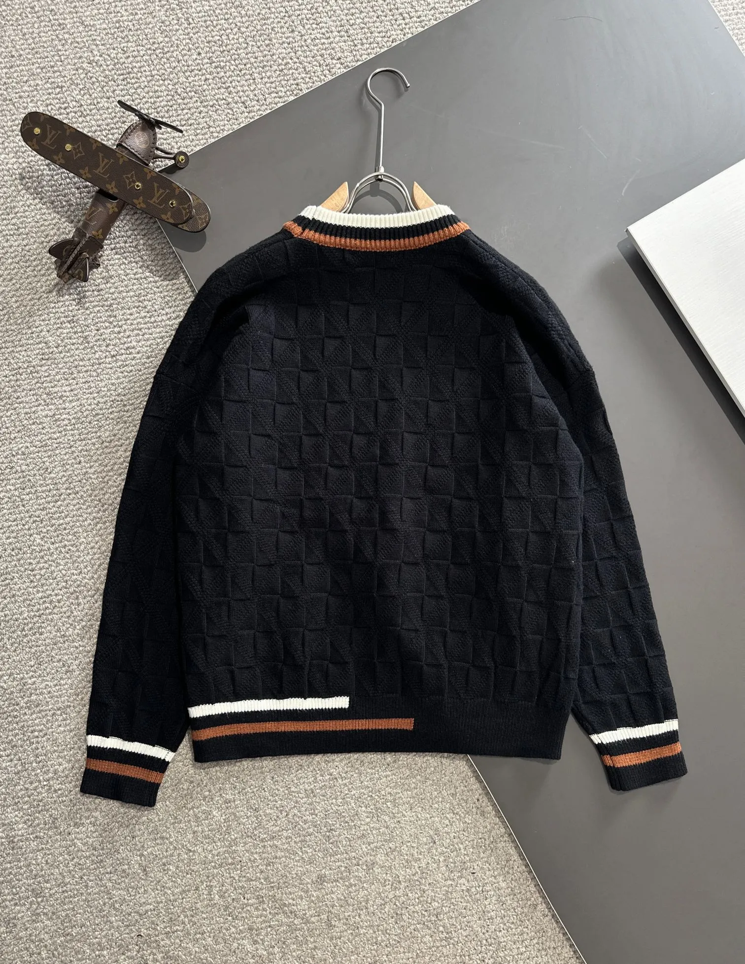 Next day shipping P360 Big Goose 2025 official website latest autumn and winter sweaters, popular models are on sale at the same time at the counter! Specially made of wool blended fabric. It feels comfortable and can be directly in contact with the skin. The logo badge is exquisitely embroidered, which is extremely eye-catching! The details highlight the fashionable charm of big brands. Exquisite workmanship. Three-dimensional cutting style. The wearing effect is invincible and handsome! All three standards are complete! Size: M-3XL